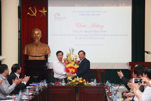 Tổng cục trưởng TCDL Nguyễn Văn Tuấn tặng hoa chào mừng Thứ trưởng Bộ VHTTDL Nguyễn Ngọc Thiện